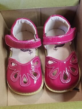 Livie & Luca Patent Leather Mary Janes with Cutouts Size 4 Original Petals NIB